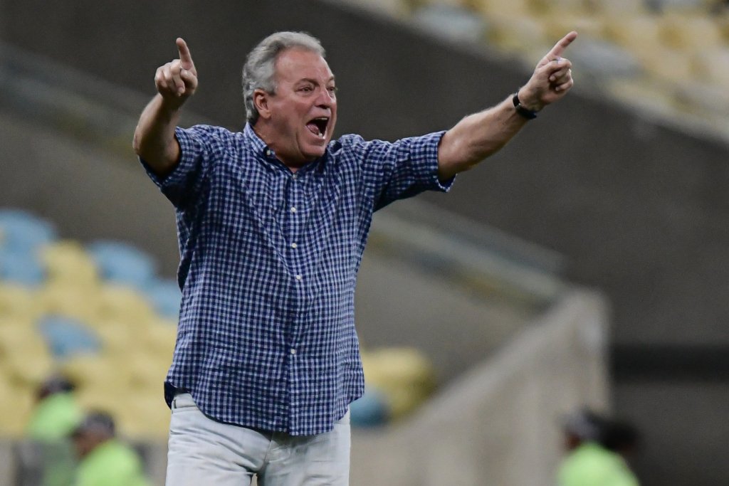 Abel Braga, técnico do Fluminense, debocha de crise no Flamengo: ‘Que eles se f****’