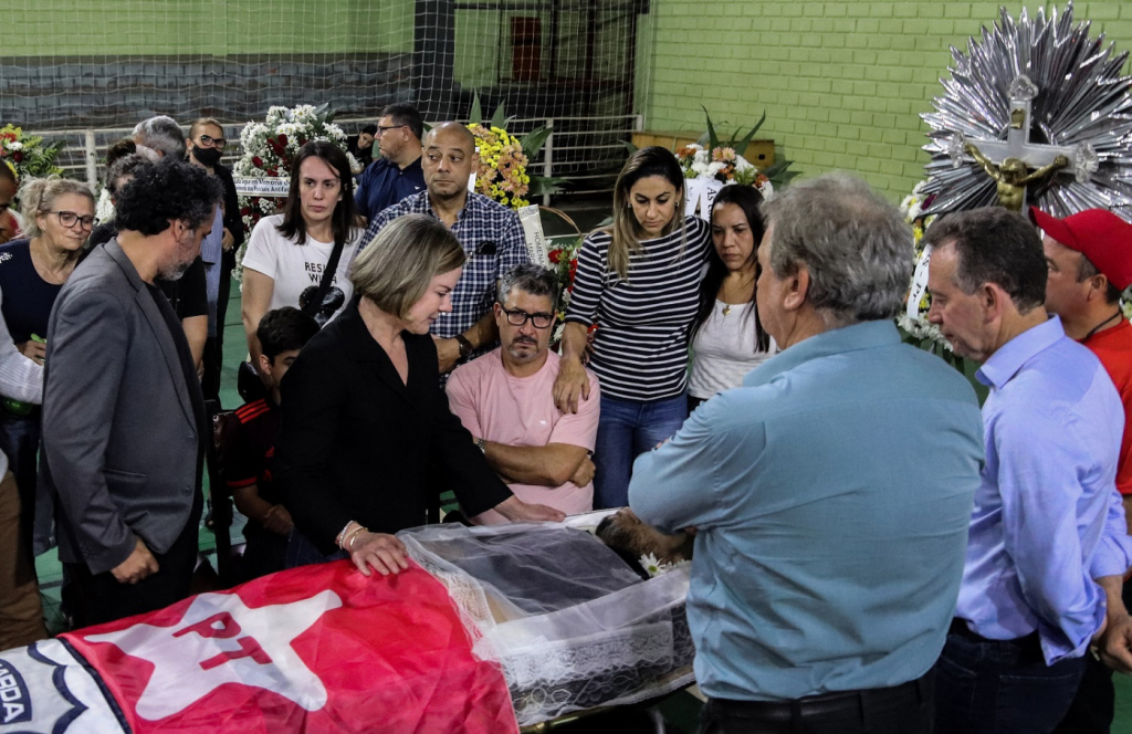 Corpo de tesoureiro do PT morto durante festa é velado em Foz do Iguaçu