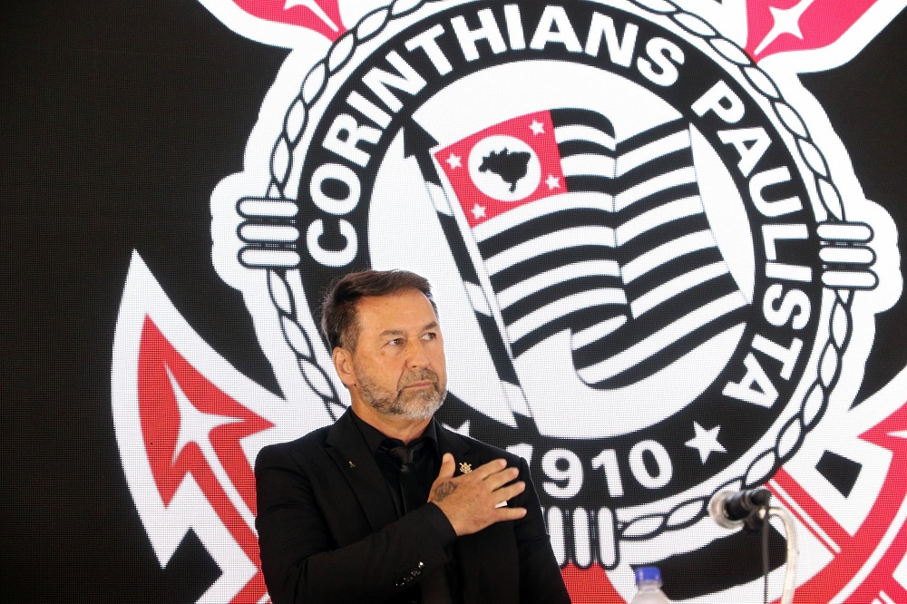 Corinthians confirma acerto com lateral Matheus França