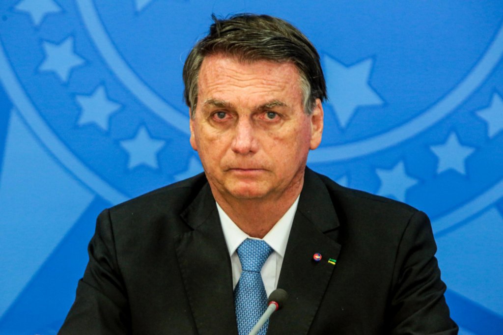 Bolsonaro entrega pedidos de impeachment de Moraes ao Senado