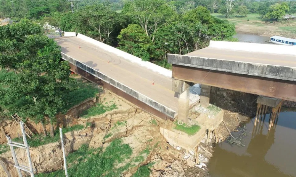 Ponte desaba sobre o Rio Autaz Mirim no Amazonas