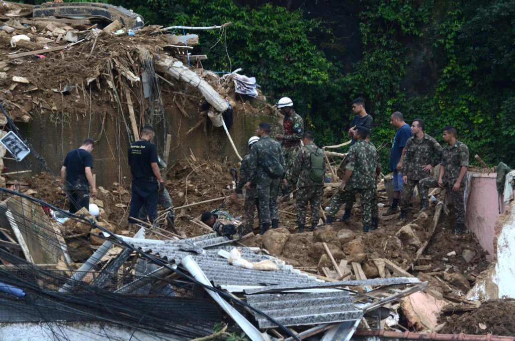 Mortos pelas chuvas em Petrópolis chegam a 198; bombeiros procuram 69 desaparecidos