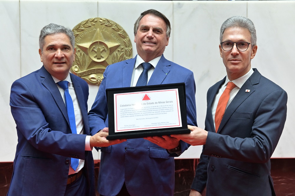 Zema dá a Bolsonaro o título de cidadão honorário de Minas Gerais e ouve pedidos para trocar Novo pelo PL