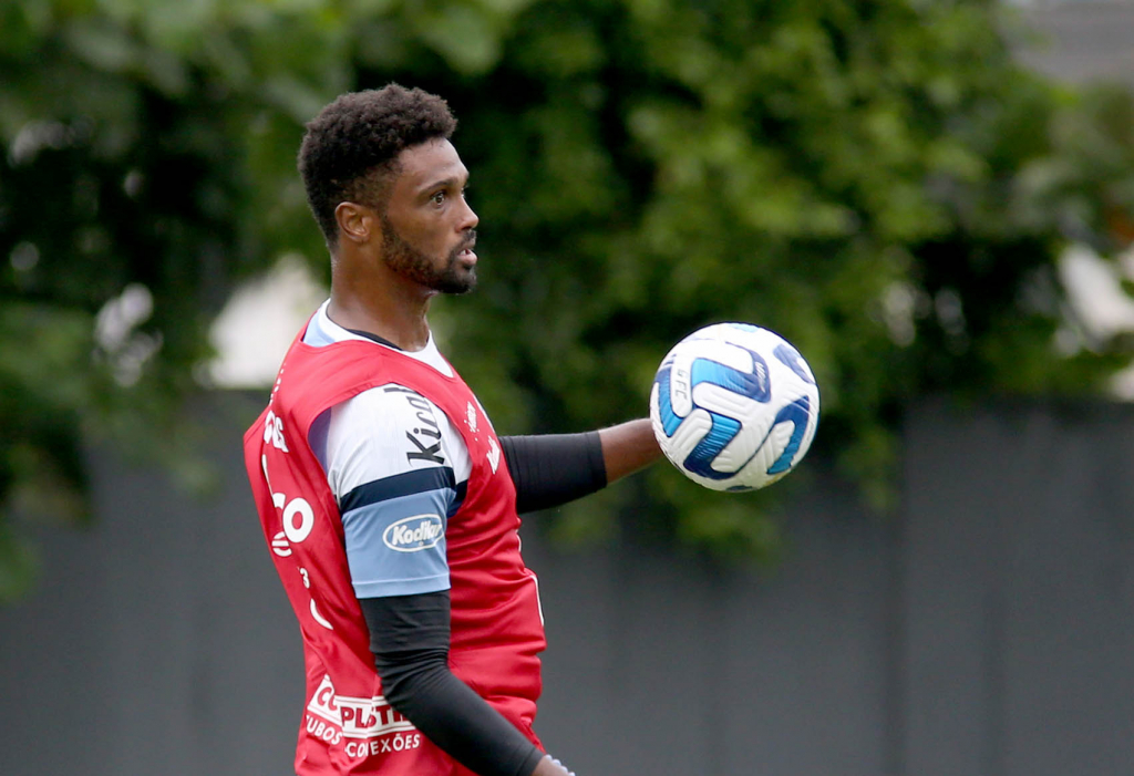 Bruno Mezenga sofre racismo após eliminação do Santos na Copa do Brasil