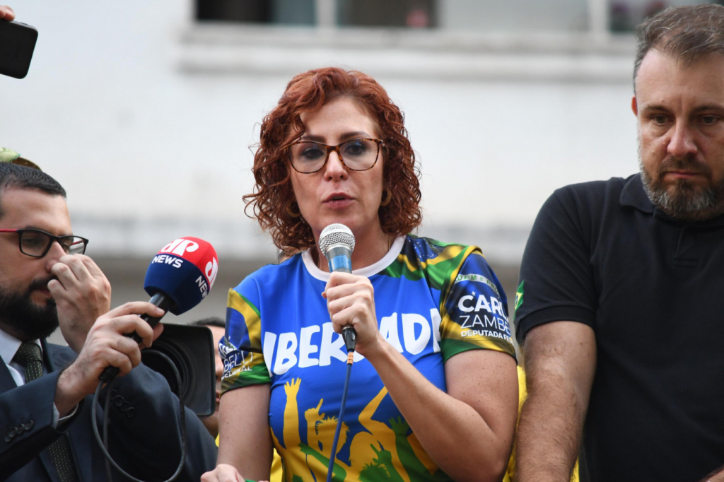 STF encaminha à PGR petições de investigação a Carla Zambelli após deputada apontar arma a homem negro em São Paulo