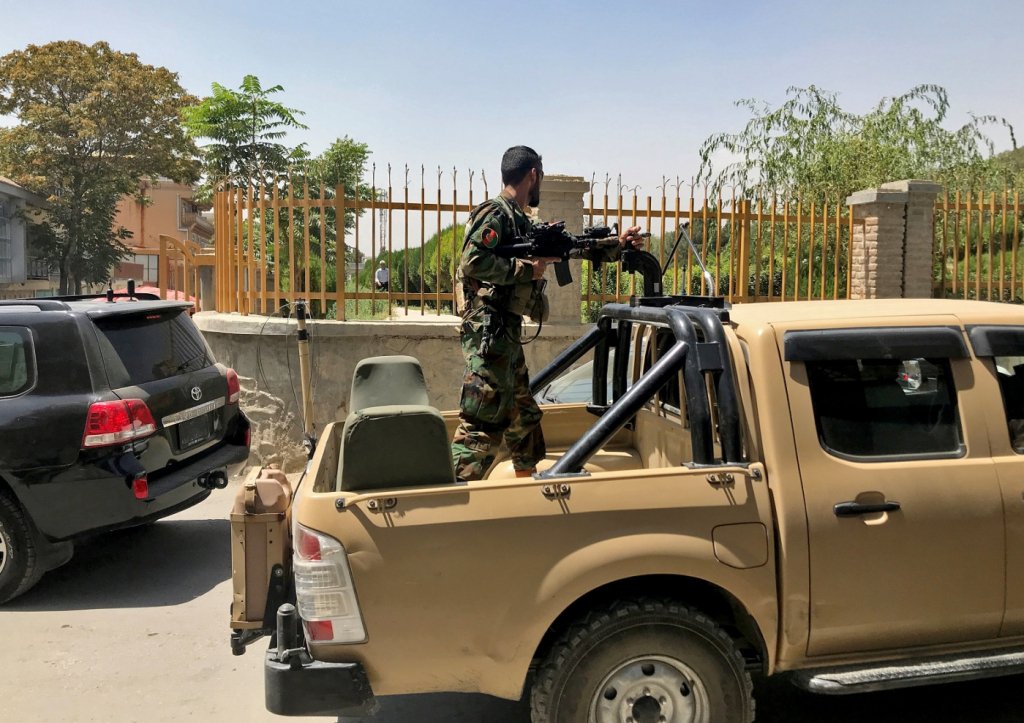 Talibã chega a Cabul e governo do Afeganistão pode se render sem confrontos