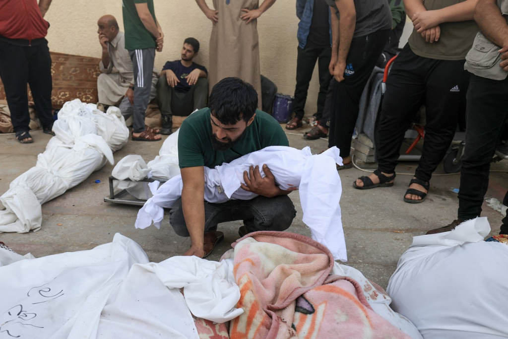 Bombardeios israelenses deixam ao menos 266 mortos na Faixa de Gaza em 24 horas; maioria das vítimas são menores de idade