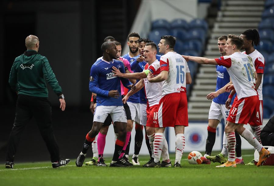 Jogador do Rangers diz ter sofrido ataques racistas em jogo da Liga Europa; Uefa vai investigar