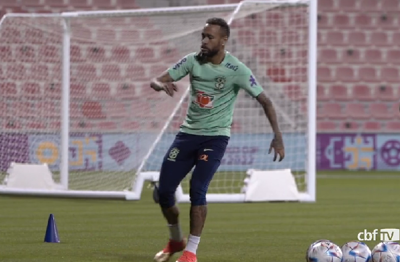 Neymar treina com elenco da seleção e se aproxima de retorno na Copa do Mundo