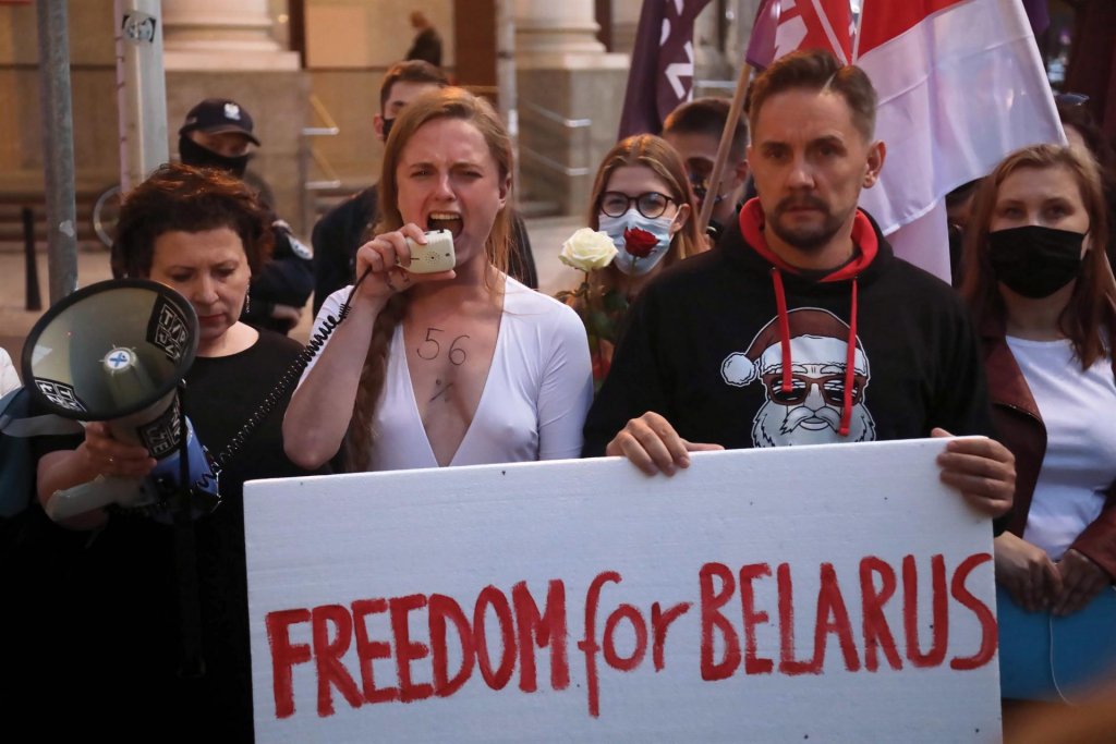 Desvio de avião e prisão de jornalista devem deixar Belarus ainda mais isolada da União Europeia