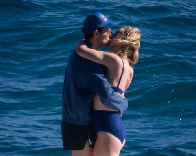 Alerta de novo casal: Harry Styles e Olivia Wilde são flagrados aos beijos em iate