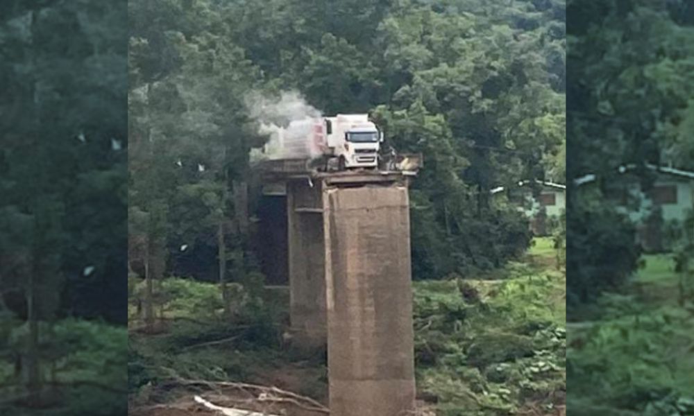 Motorista de caminhão se salva por pouco de cair de ponte destruída por enchente no Rio Grande do Sul; veja vídeo 