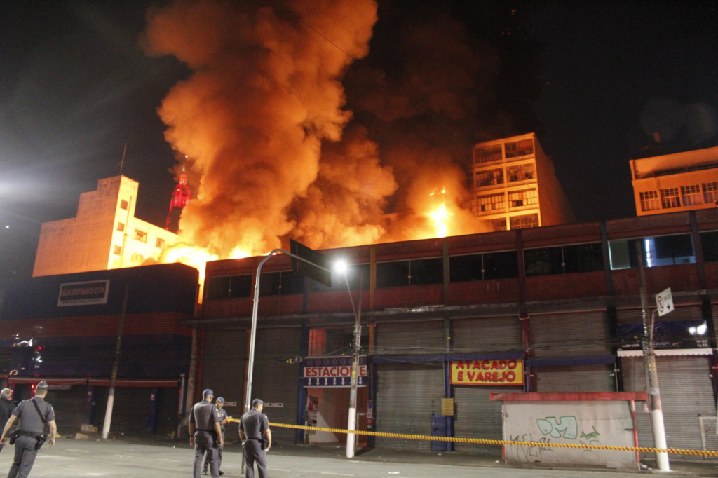 Incêndio atinge quatro prédios próximos à rua 25 de Março, no centro de São Paulo