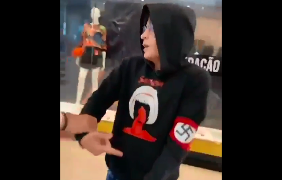 Em Caruaru, jovem é expulso de shopping por usar faixa no braço com símbolo nazista; veja o vídeo