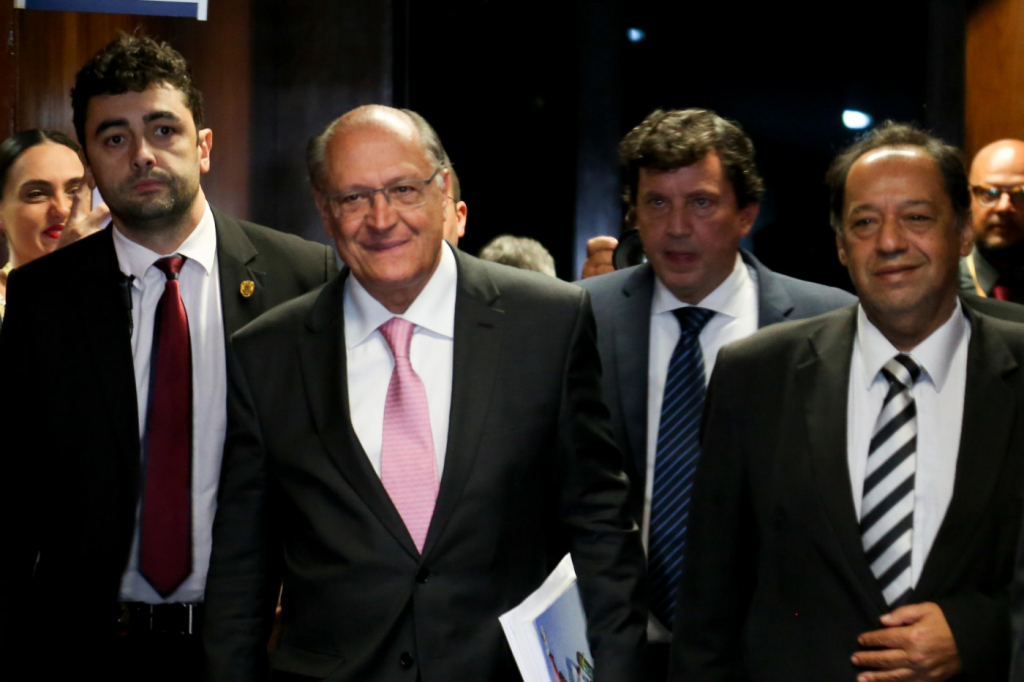 Equipe de Lula estuda ‘carimbar’ emendas de relator; Alckmin discute Orçamento 2023 nesta terça