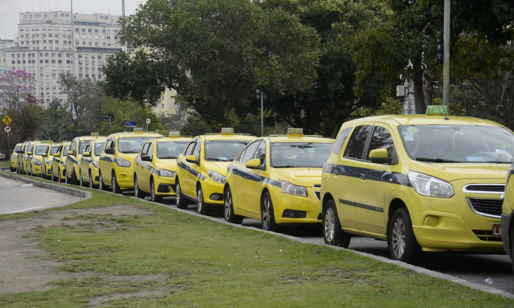 Prazo para municípios enviarem dados sobre auxílio-taxista vai até esta terça-feira