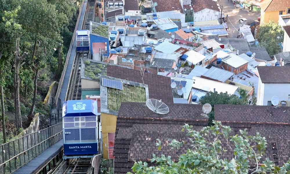 Após reforma, plano inclinado volta a funcionar na favela carioca Dona Marta