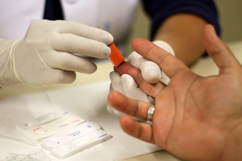 Anvisa libera farmácias para realizarem exames de análise clínica como testes de HIV, dengue e hepatite