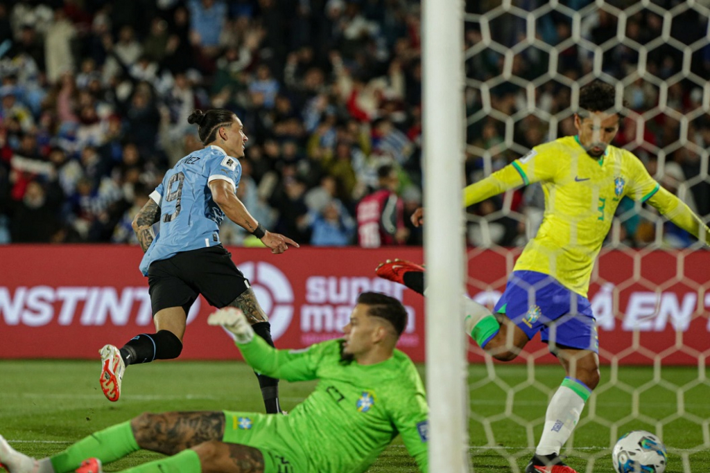 Brasil é derrotado pelo Uruguai e leva ‘olé’ em Montevidéu; Neymar sai de campo machucado 