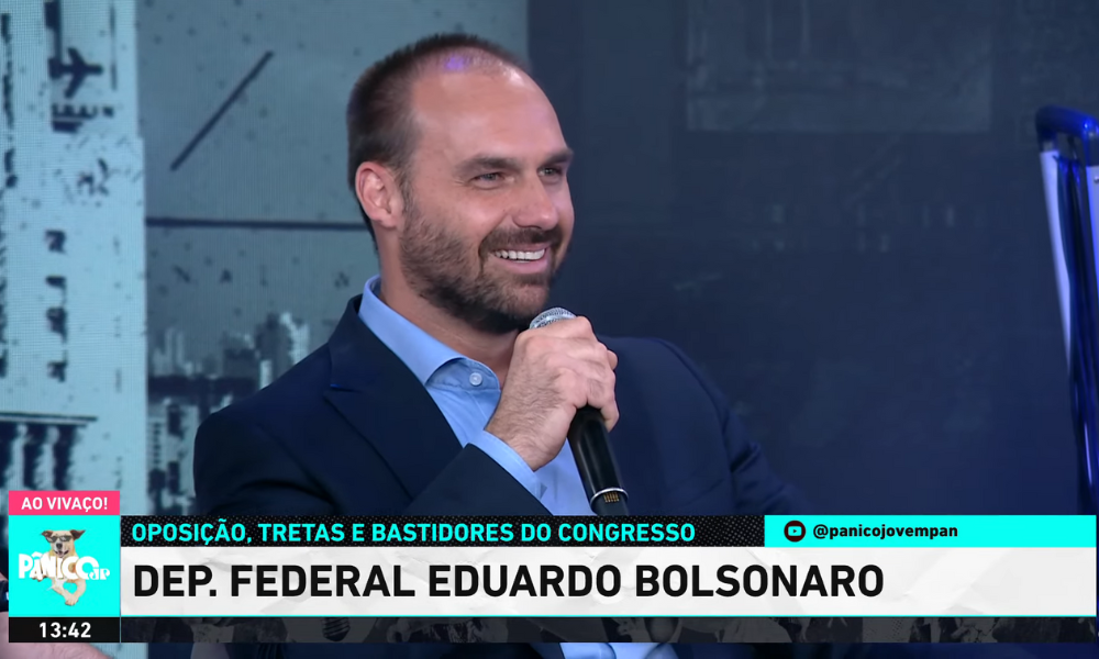 Eduardo Bolsonaro prevê queda de Lula antes de 2026 e diz que seu pai voltará dos EUA como ‘guerreiro da oposição’