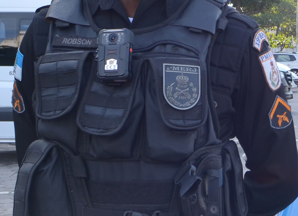 Câmeras no uniforme passam a ser utilizadas por policiais militares do Rio de Janeiro a partir desta segunda