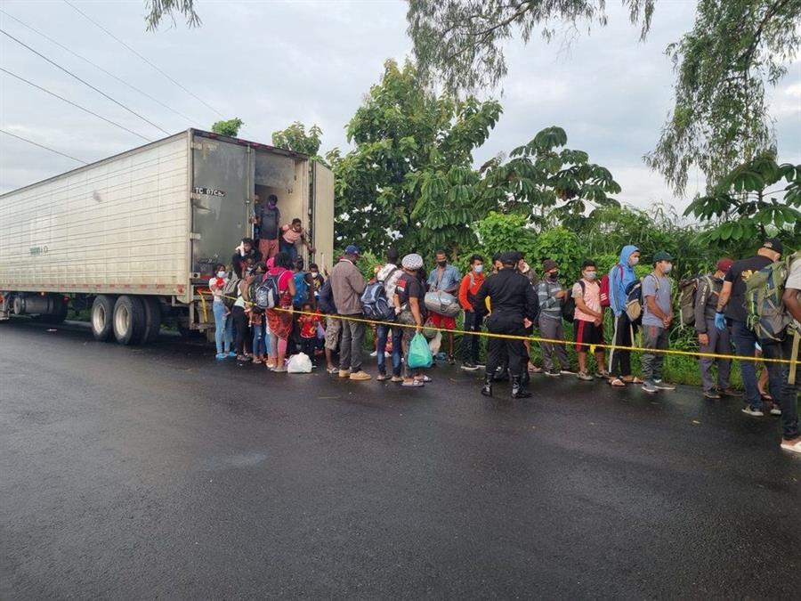 Polícia da Guatemala salva 126 imigrantes abandonados dentro de contêiner