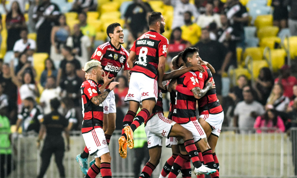 Flamengo goleia o Vasco e se aproxima do G-4 do Brasileirão
