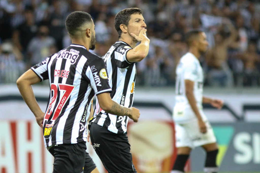 Atlético-MG vira contra o Santos e abre vantagem na liderança do Brasileirão