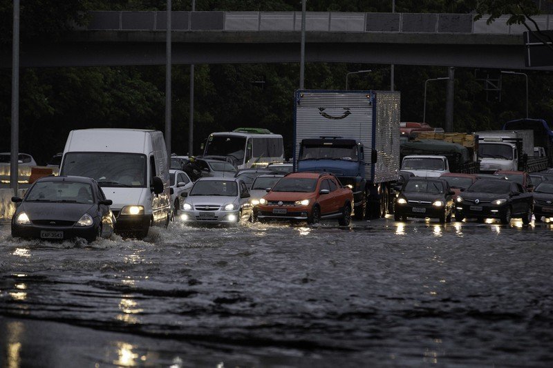 Obra para chuvas não evita alagamentos e vira armadilha para motoristas em São Paulo