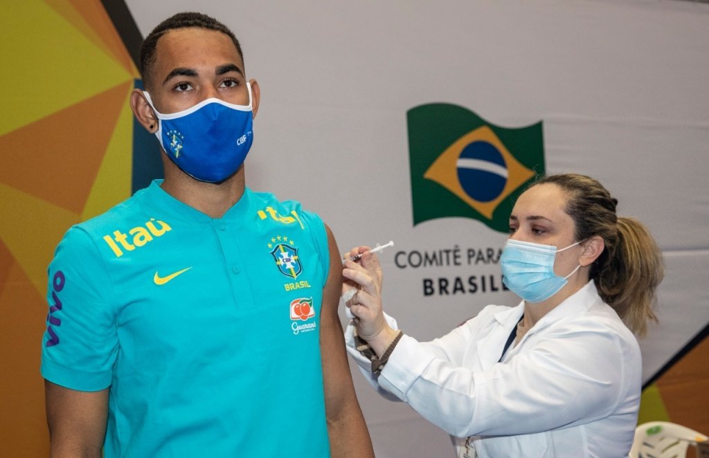 Jogadores da seleção olímpica de futebol tomam primeira dose da vacina contra a Covid-19