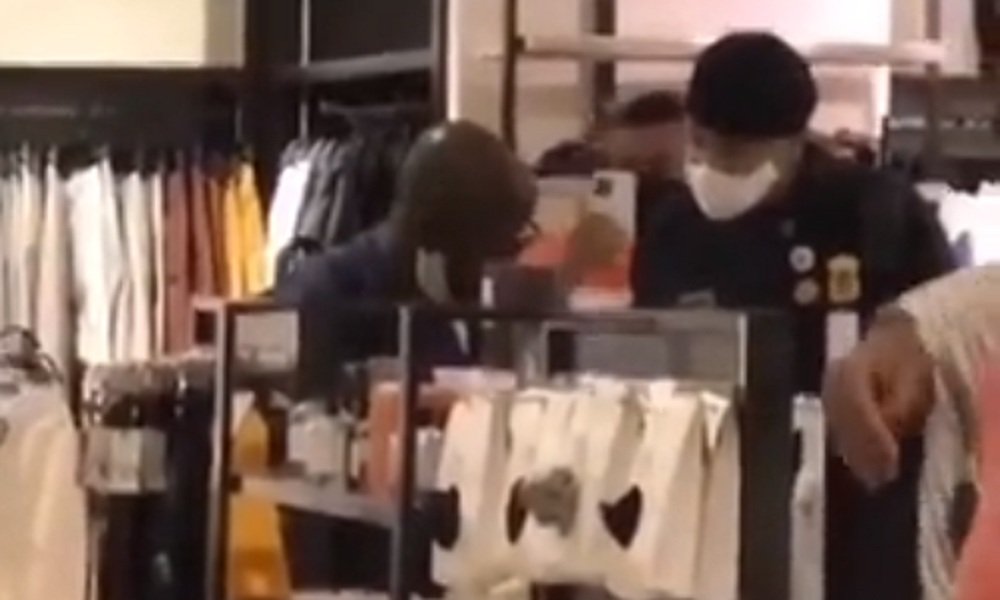 Loja Zara em Salvador é acusada de racismo por abordagem a cliente negro; confira vídeos