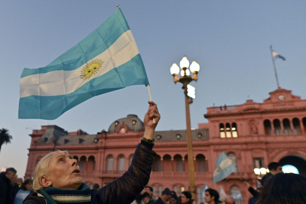 Inflação na Argentina chega aos três dígitos e acumula alta de 102,5% em 12 meses