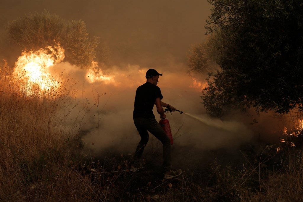 Grécia sofre com incêndios florestais e ilha Eubeia é consumida pelas chamas