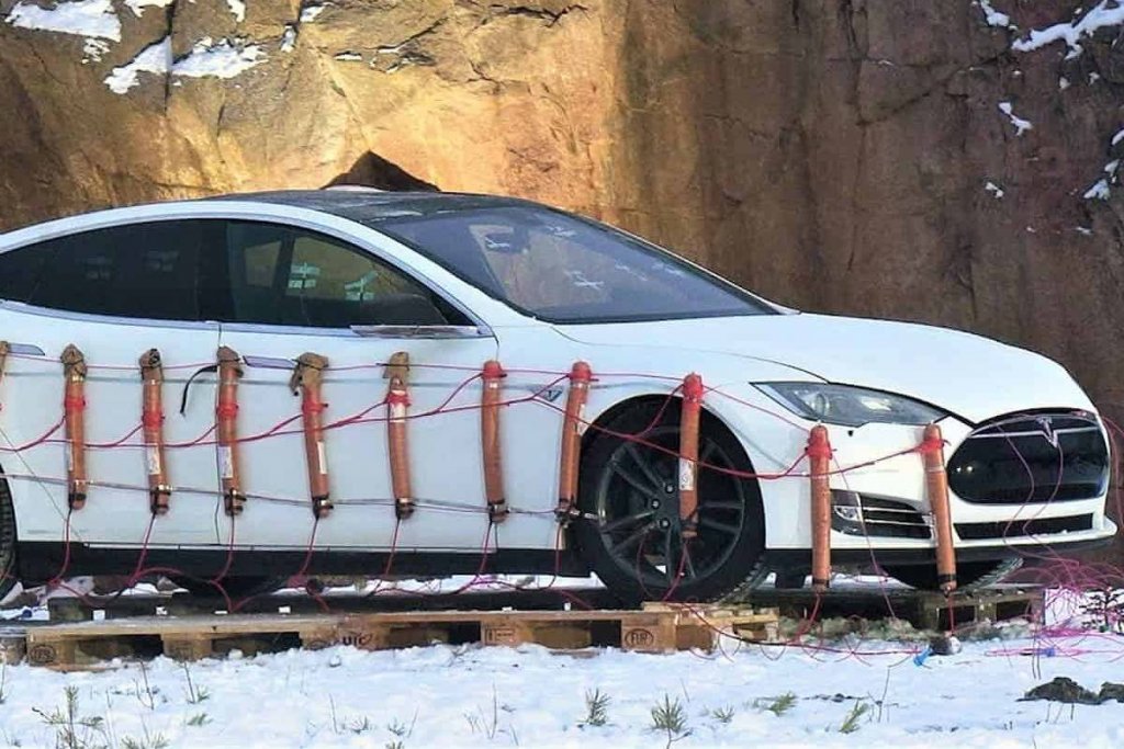 Para não trocar bateria, finlandês explode carro da Tesla com dinamite; veja vídeo