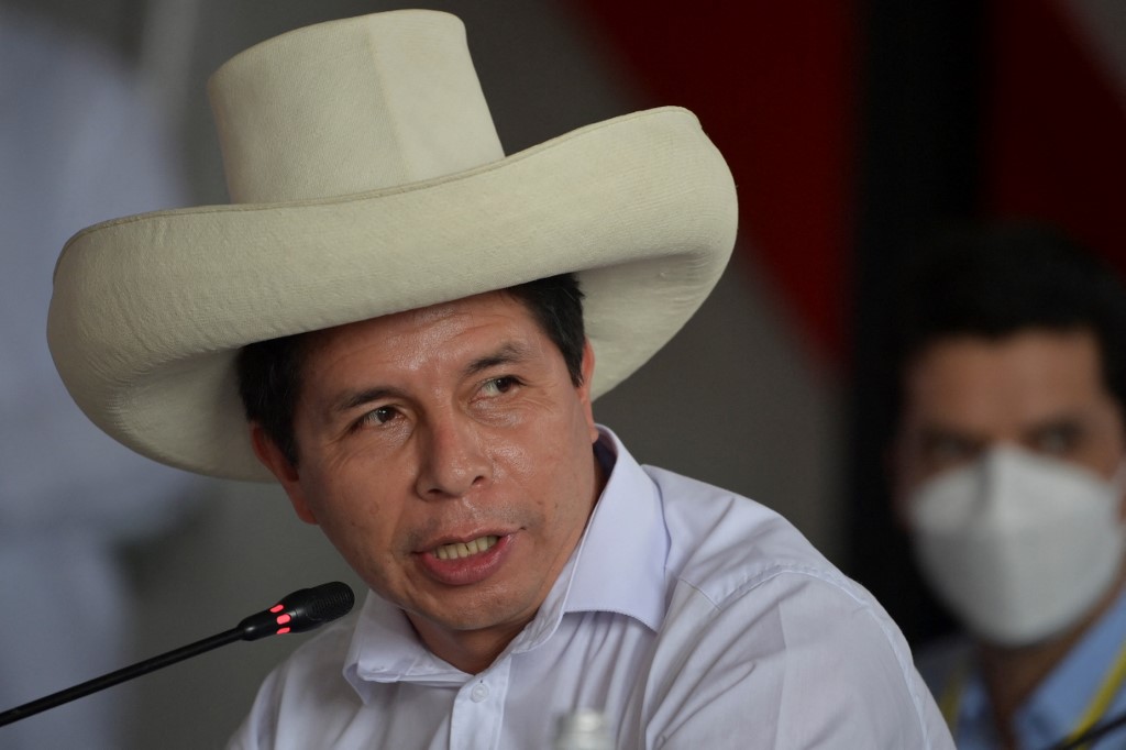 Ex-ministro da Justiça do Peru vai ser o quarto premiê de Pedro Castillo em 6 meses