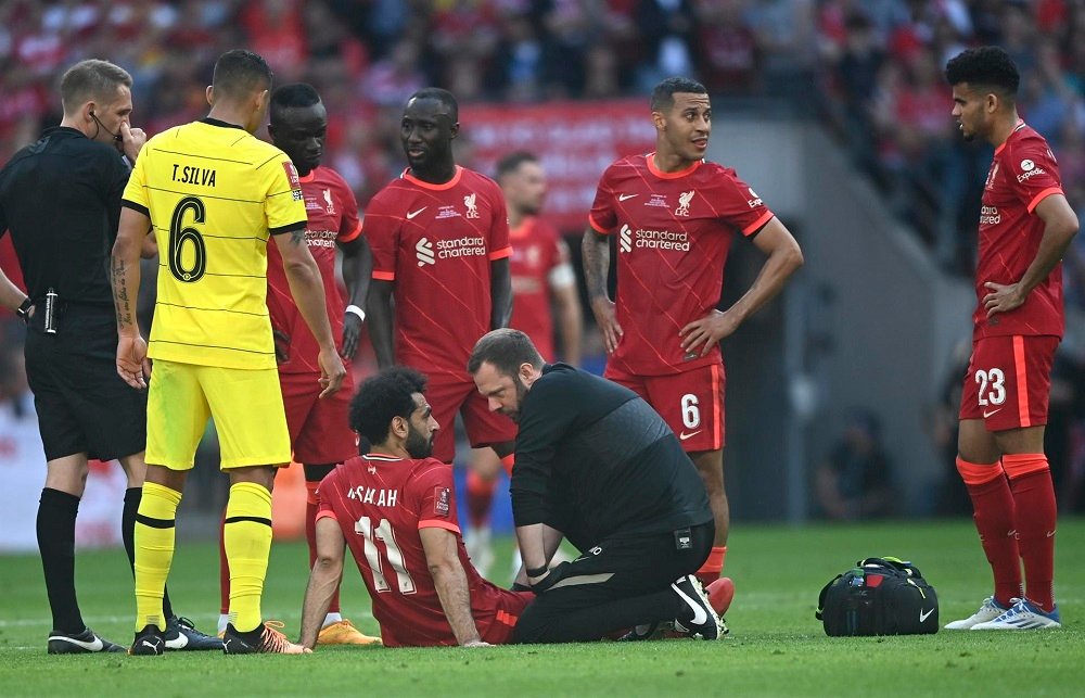 Salah se machuca em duelo com o Chelsea e pode desfalcar o Liverpool na final da Champions