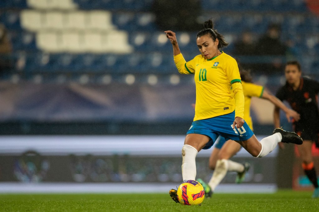 Torneio da França: Brasil arranca empate da Holanda com gol de Marta no fim