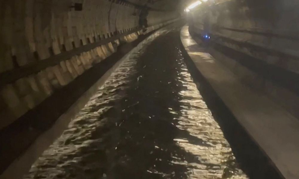 Viagens de trem a Londres são canceladas devido a inundações e afetam 30 mil passageiros às vésperas do Ano Novo