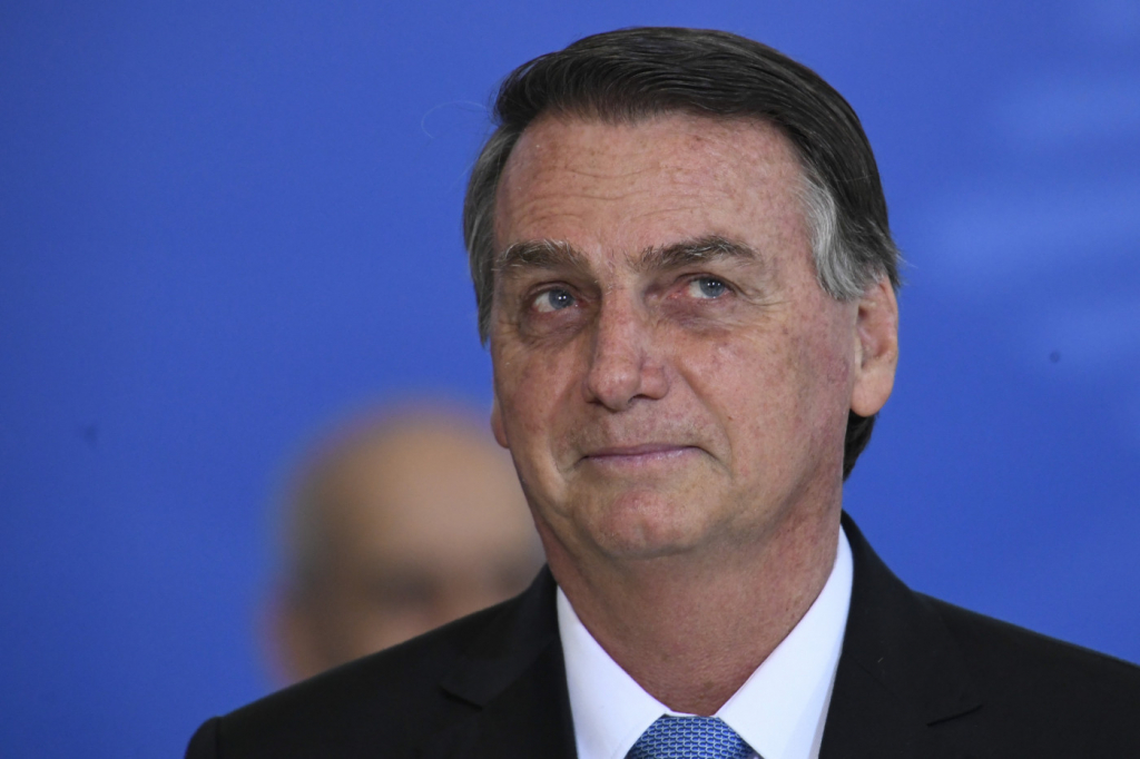 Bolsonaro diz que Petrobras deve anunciar programa que vai entregar botijão de gás