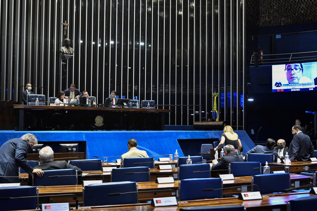 Senado adia votação de PEC que dispensa político de renunciar ao cargo para assumir embaixada