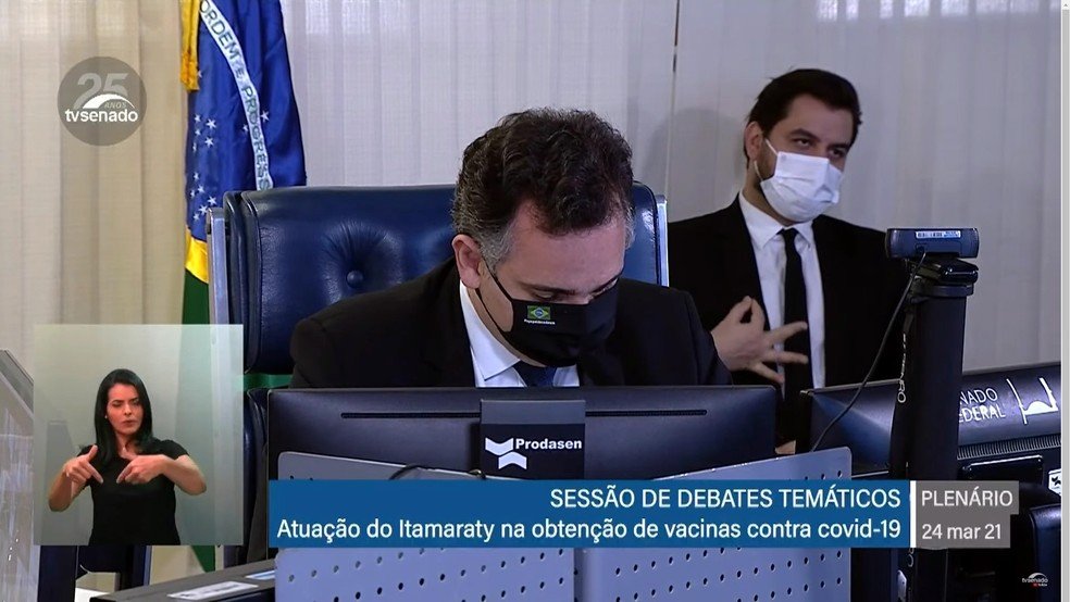 Assessor internacional de Bolsonaro faz gesto supremacista durante fala de Pacheco