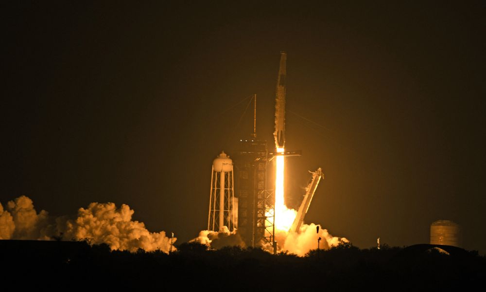 Missão da SpaceX decola para a Estação Espacial Internacional após falha na primeira tentativa