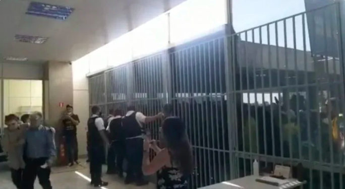 Manifestantes tentam invadir prédio do Ministério da Saúde; veja vídeo