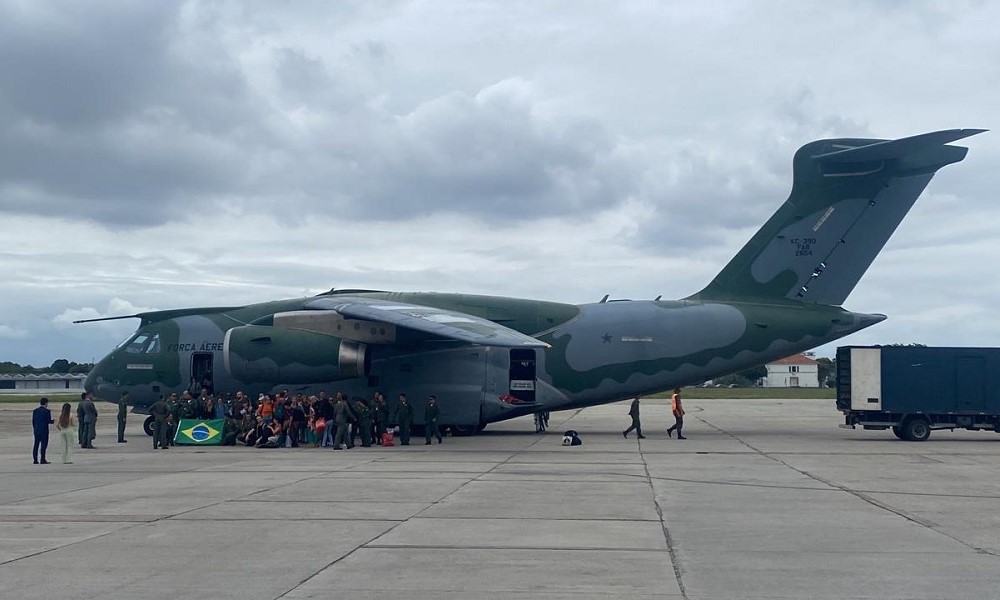 Sétimo voo da Operação Voltando em Paz chega ao Brasil com bolivianos entre os resgatados