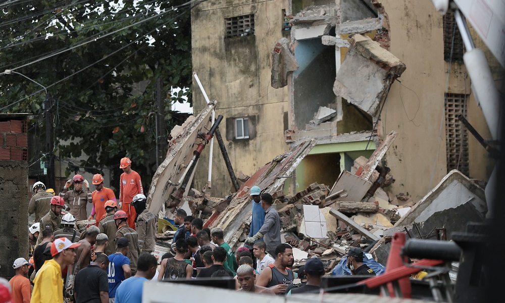 Chega a 14 total de mortos em desabamento de prédio em Pernambuco