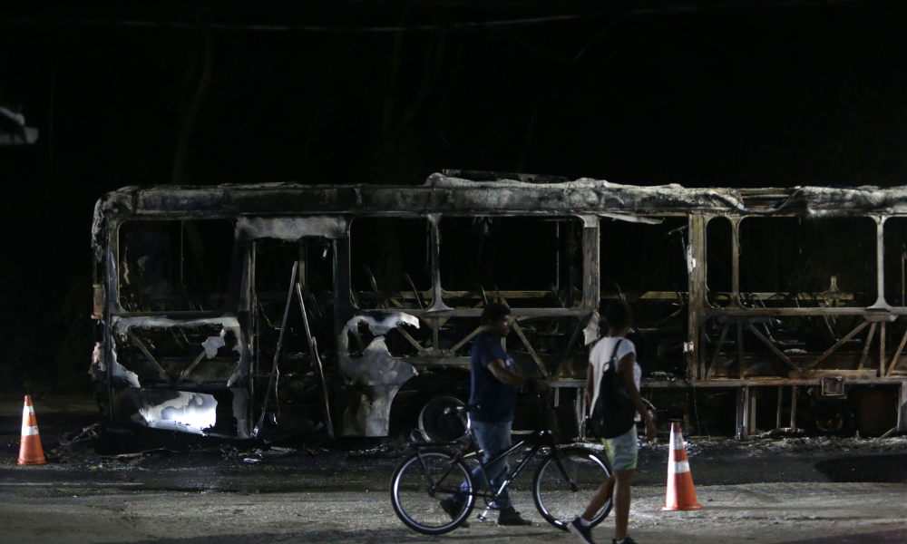 PM prende suspeito de atear fogo em ônibus no Rio de Janeiro