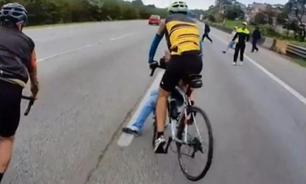 Grupo derruba ciclista e rouba bicicleta avaliada em R$ 15 mil na Rodovia dos Imigrantes; veja o vídeo