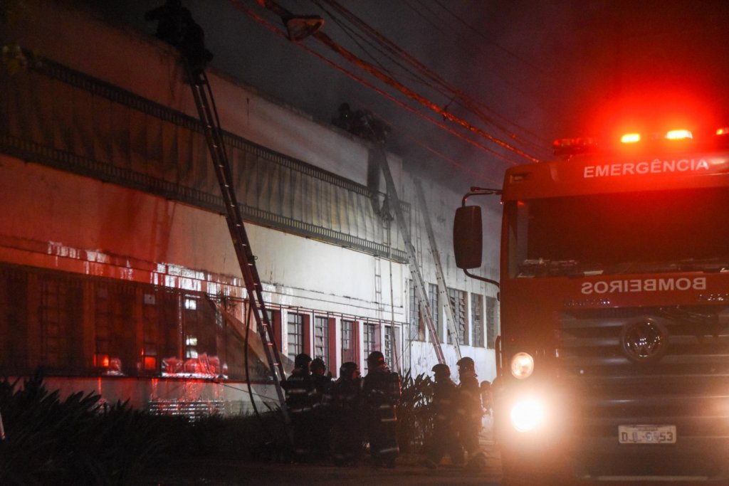 Bombeiros seguem na Cinemateca para ‘conter pequenos focos de incêndio’, diz porta-voz
