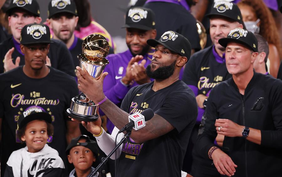 LeBron James renova com o Los Angeles Lakers por R$ 445 milhões