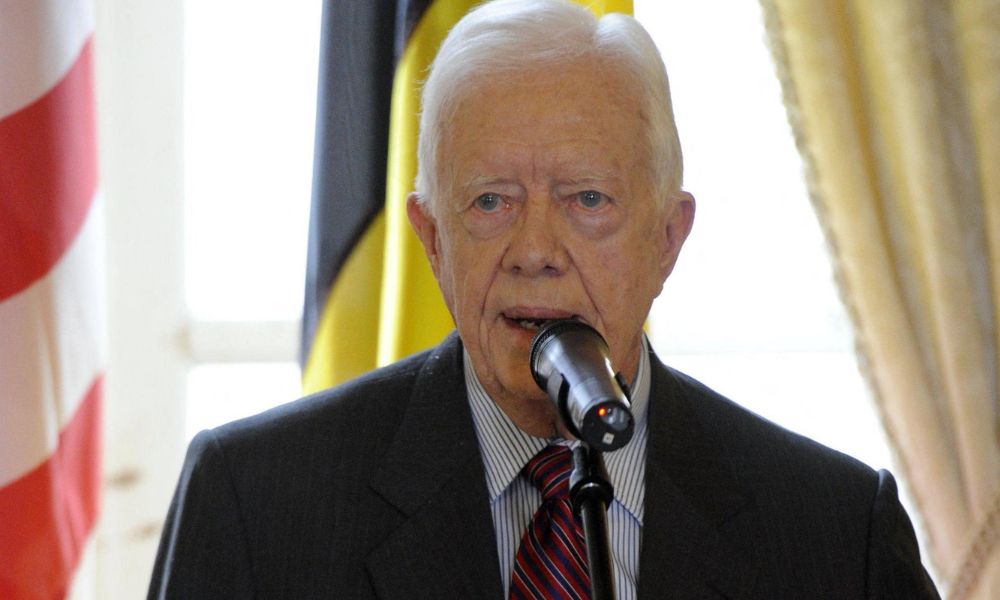 Aos 100 anos, ex-presidente Jimmy Carter vota pelo correio em Kamala Harris 